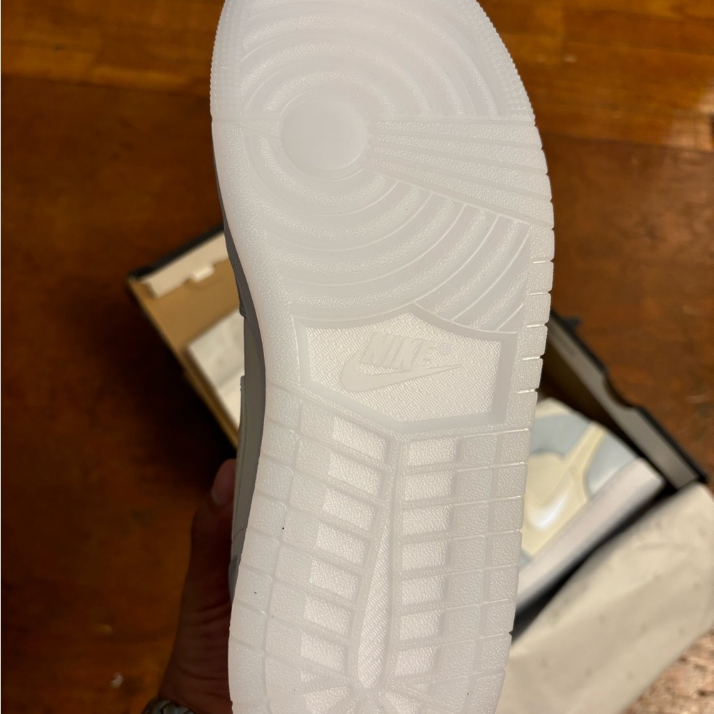 Air Jordan 1 Mid - Size 9 - Picture 5 of 6